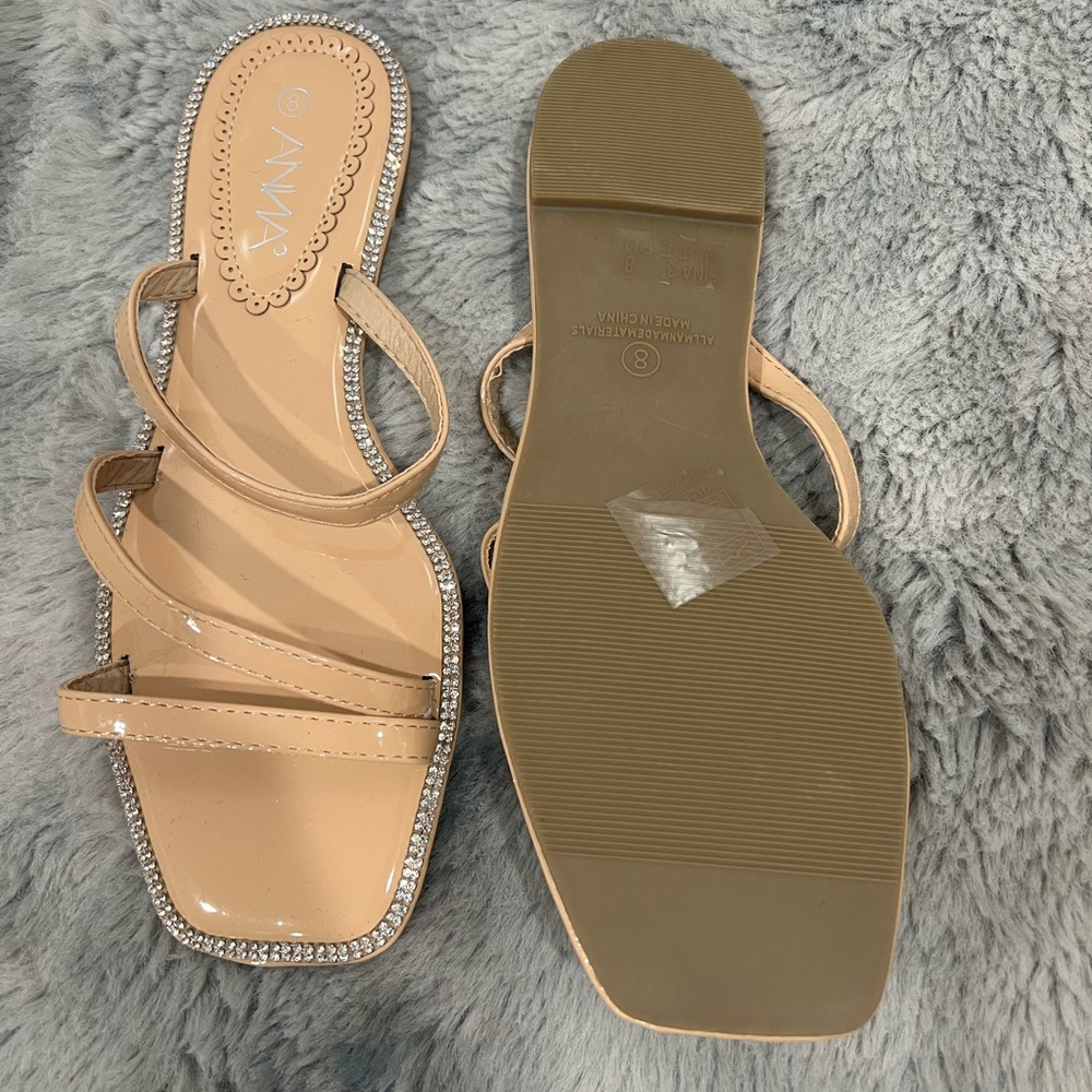 Sandals color nude with small dimond design around - Picture 2 of 3